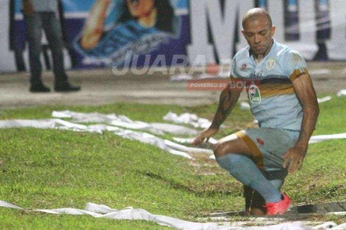 Penyerang Persela, Ivan Carlos terperosok di saluran air dalam stadion Surajaya saat melakukan selebrasi golnya ke gawang Madura United di laga lanjutan Liga 1.
