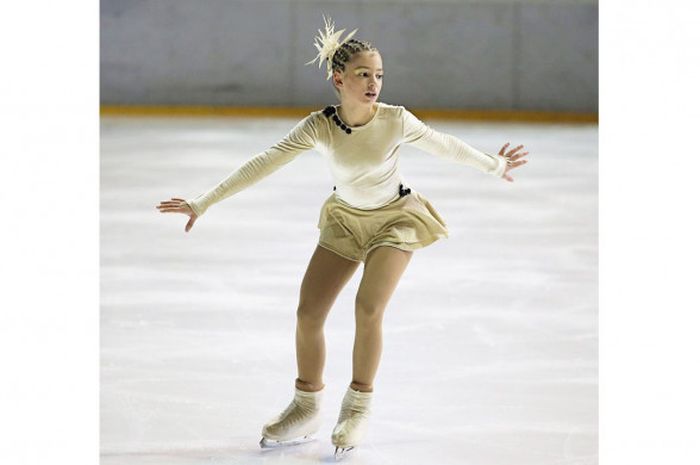 Pemain figure skating harus bisa berseluncur, melompat, berputar, dan menari di atas lantai es.