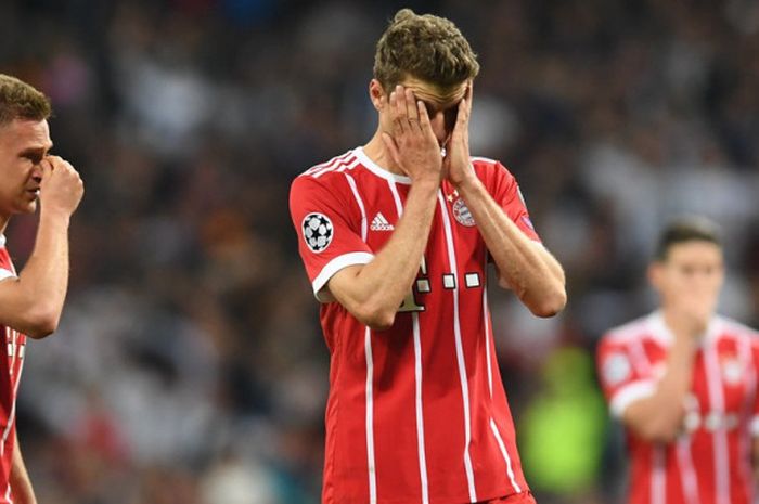 Ekspresi pemain Bayern Muenchen, Joshua Kimmich (kiri) dan Thomas Mueller, seusai laga leg kedua semifinal Liga Champions kontra Real Madrid di Stadion Santiago Bernabeu, Madrid, Spanyol pada 1 Mei 2018.