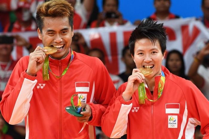 Pasangan ganda campuran Indonesia, Tontowi Ahmad/Liliyana Natsir, berfoto dengan medali emas Olimpiade Rio yang dimenangi setelah mengalahkan wakil Malaysia, Chan Peng Soon/Goh Liu Ying Goh, 21-14, 21-12, pada laga final di Riocentro Pavilion 4, Rio de Janeiro, Brasil, (17/8/2016).