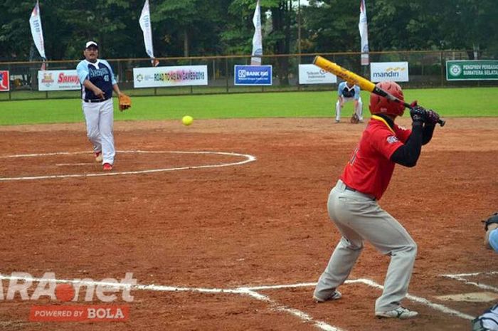 Atlet sofbol peserta Kejuaraan Nasional di Palembang 14-20 Mei 2017 sedang melakukan uji coba di Arena Baseball dan Softball, Jakabaring Sport City, Palembang.