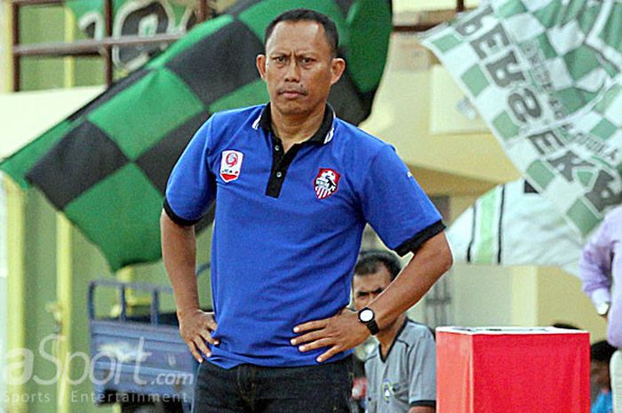 Ekspresi pelatih Persigo Semeru FC, Putut Wijanarko, saat mengawasi jalannya laga melawan Persekap Kota Pasuruan dalam laga lanjutan Liga 2 di Stadion Semeru Lumajang, Jawa Timur, Minggu (20/08/2017) sore.
