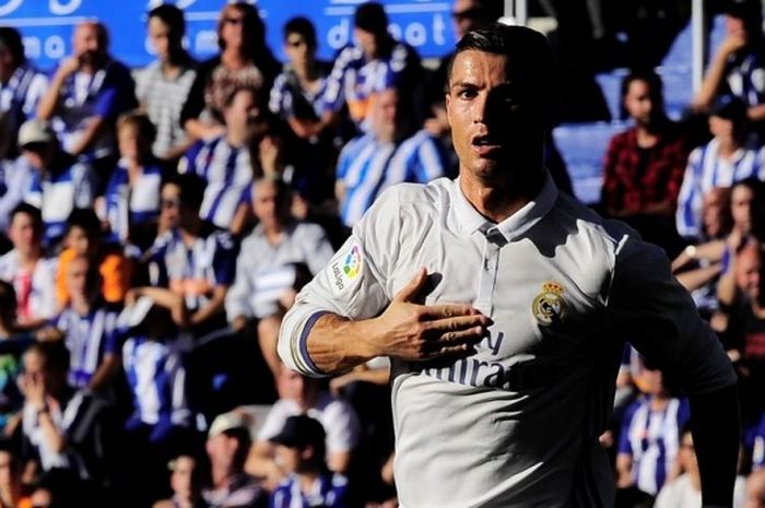 Penyerang Real Madrid, Cristiano Ronaldo, merayakan gol yang dia cetak ke gawang Deportivo Alaves dalam pertandingan La Liga di Stadion Mendizorroza, Alava, Sabtu (29/10/2016).