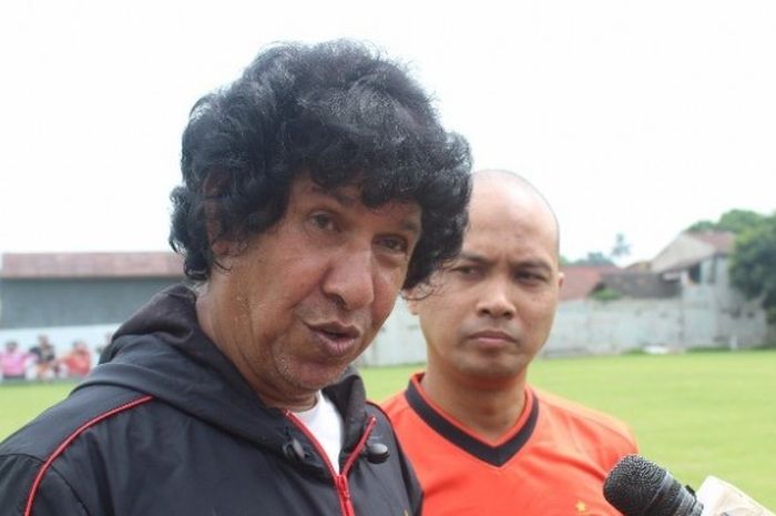 Pelatih Persija Jakarta, Muhammad Zein Al Hadad, saat diwawancarai awak pers seusai memimpin sesi latihan Persija di lapangan Villa 2000, Pamulang, Tangerang Selatan, Rabu (28/9/2016).