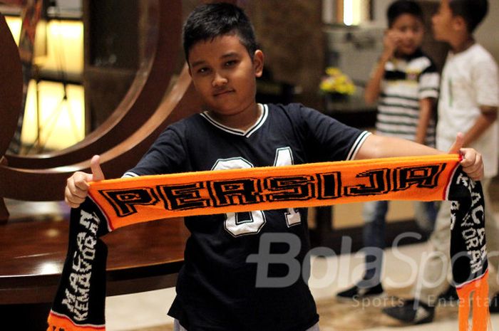 Farel, Jakmania cilik dari kota Solo saat menunggu kedatangan pemain Persija Jakarta di Hotel Aston Solo, Minggu (4/2/2018).