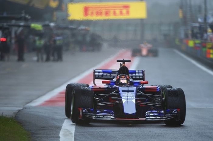 Pebalap Formula 1 (F1) yang membela tim Torro Rosso, Daniil Kvyat, memacu mobilnya keluar dari pit-lane saat menjalani sesi latihan bebas kesatu (FP 1) GP China di Sirkuit Shanghai Internasional, Jumat (7/4/2017).