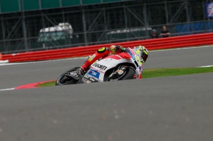 Pebalap Ducati asal Italia, Andrea Iannone, memacu motornya pada sesi latihan bebas hari pertama GP Inggris di Sirkuit Silverstone, Jumat (2/9/2016).