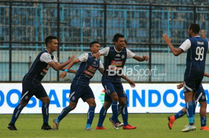 Para pemain Arema FC merayakan gol ke gawang Persipura dalam laga lanjutan Liga 1 di Stadion Kanjuruhan, Kabupaten Malang, Jumat (27/4/2018).