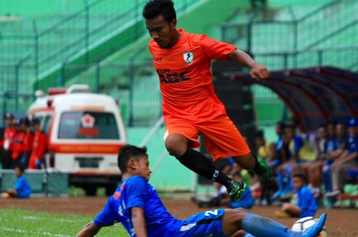 Pemain Malang United melompati pilar Lamongan FC pada laga perdana Liga 3 zona Jawa Timur musim 2018 di Stadion Gajayana, Kota Malang pada 1 April 2018. 