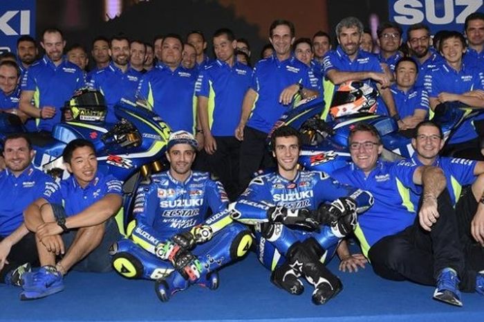 Tim Suzuki Ecstar termasuk dua pebalap mereka, Andrea Iannone (Italia) dan Alex Rins (Spanyol), berpose bersama dalam acara peluncuran tim di Sirkuit Sepang, Malaysia, Mingu (29/1/2017).