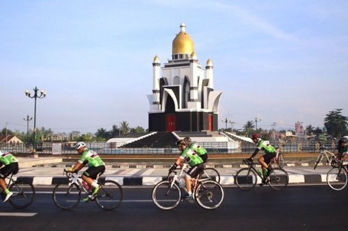 Peserta GFNY Indonesia 2016 sedang melintasi Bunderan Gerung di Lombok, Minggu (2/10/2016).