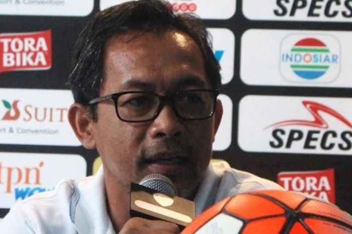 Pelatih Persela, Aji Santoso memberikan keterangan dalam jumpa pers pra-laga timnya kontra Arema di Malang, Sabtu (5/11/2016).