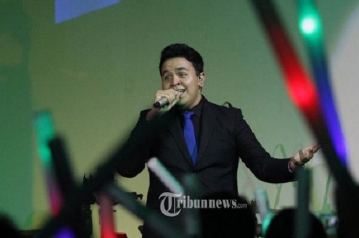 Penyanyi Tulus menghibur penggemarnya saat konser #BendTheRules di Jakarta, Sabtu (6/6/2015) malam. 