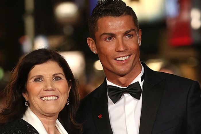 Cristiano Ronaldo bersama dengan ibunya