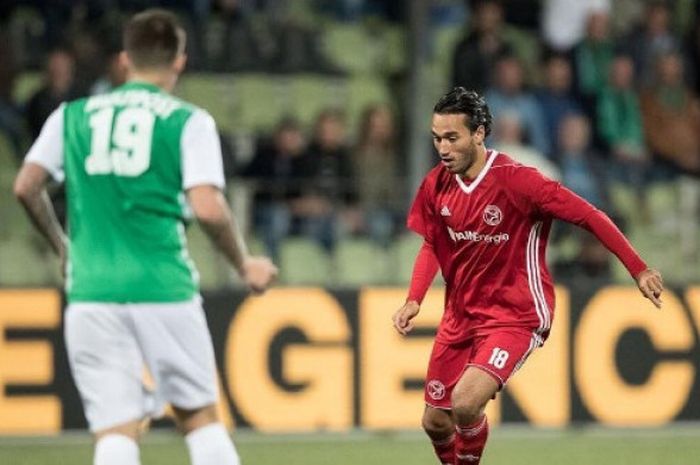 Striker Almere City asal Indonesia, Ezra Walian (kanan).