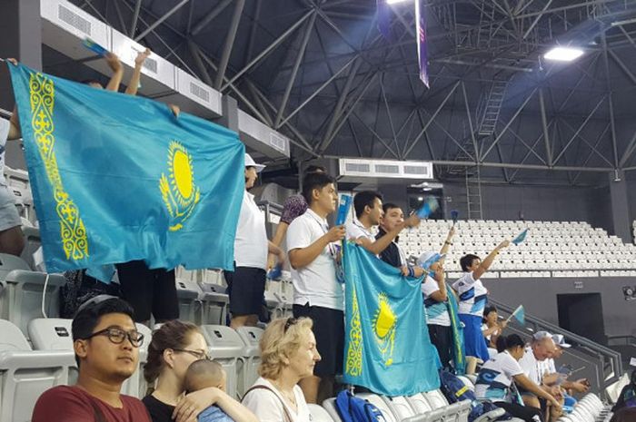 Timnas Voli duduk Kazahkstan mendapat dukungan suporter di arena Tennis, Indoor, GBK, Senayan, Rabu (10/10/2018). 