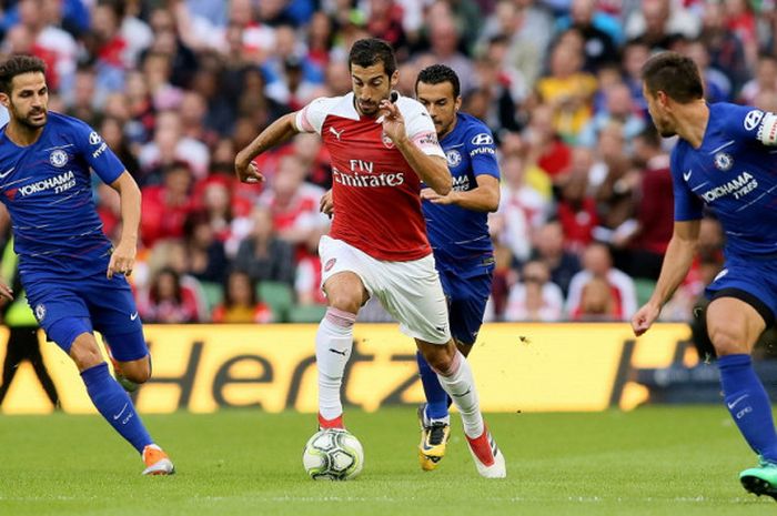   Gelandang Arsenal, Henrikh Mkhitaryan (tengah), menggiring bola di bawah incaran tiga pemain Chelsea dalam laga pramusim International Champions Cup 2018 di Stadion Aviva, Dublin, Republik Irlandia, pada 1 Agustus 2018.  