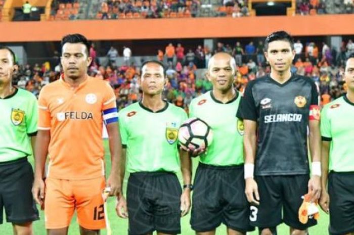 Kapten FELDA United, Shukor Adan (dua dari kiri) dan kapten Selangor FA, Razman Rozlan (dua dari kanan) berpose dengan perangkat pertandingan sebelum laga pekan ke-18 Liga Super Malaysia 2017 di Stadion Tun ABdul Razak, Jengka, 26 Juli 2017. 