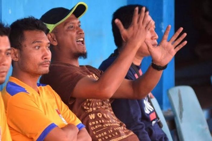 Pelatih PSBI Blitar, Feri Taufik Budiman (memakai topi) saat mendampingi timnya yang beruji coba kontra Persekam Metro FC di Stadion Kanjuruhan, Kab Malang, Sabtu (8/4/2017). 