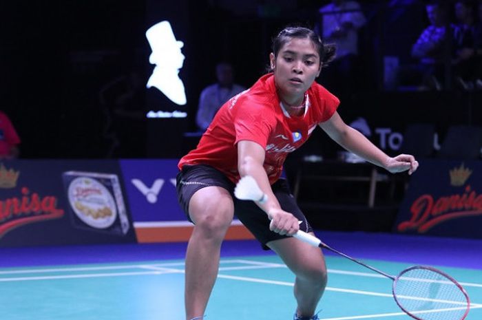 Pebulu tangkis tunggal putri Indonesia, Gregoria Mariska Tunjung, mengembalikan kok ke arah Line Kjaersfeldt (Denmark) pada laga perempat final Denmark Open 2018 yang berlangsung di Odense Sports Park, Kamis (19/10/2018).