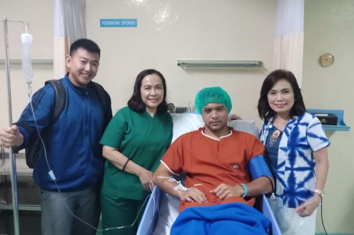 Kiper Persija Jakarta, Andritany Ardhiyasa sukses menjalani operasi di Rumah Sakit Metropolitan Medical Centre (MMC), Jakarta, Sabtu (5/5/2018).