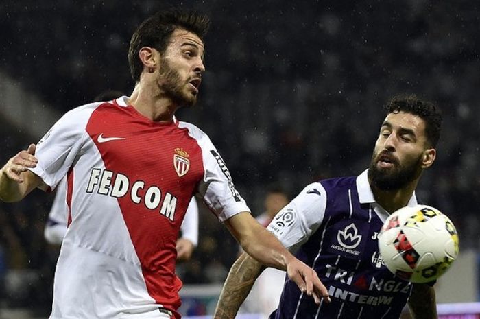 Bernardo Silva (kiri, Monaco) bertarung dengan gelandang Toulouse, Jimmy Durmaz, pada pertemuan pertama Liga Prancis musim ini di Stadion Municipal, Toulouse, (14/10/2016). Ketika itu Monaco kalah, tetapi kondisi sudah berubah.