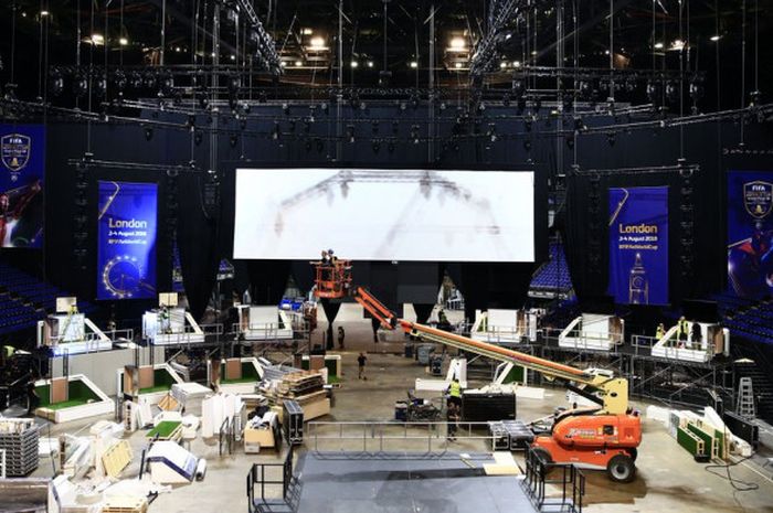 Persiapan venue FIFA eWorld Cup 2018 di O2 Arena, London. Babak Grand Final turnamen ini akan ditayangkan secara langsung oleh KompasTV pada Sabtu (4/8/2018).