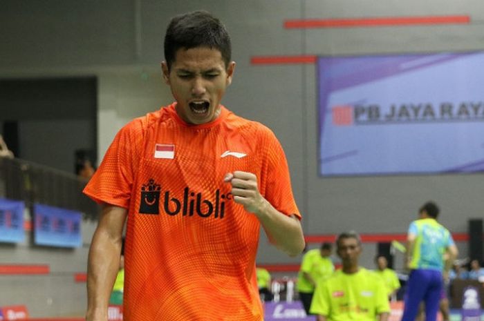 Pebulu tangkis tunggal putra Indonesia, Gatjra Piliang Fiqihilahi Cupu, bereaksi setelah mencetak poin saat menghadaoi Jun Hao Leong (Malaysia) pada partai kedua Kejuaraan Junior Asia yang berlangsung di Jaya Raya Sports Hall Training Center, Bintaro, Jakarta. Senin (24/7/2017).