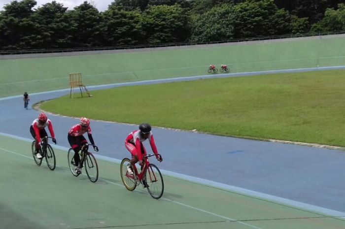 Atlet balap sepeda Indonesia sedang berlatih menjelang Asian Games 2018 di Stadion Manahan, Solo, Jawa Tengah, Selasa (13/3/2018). 