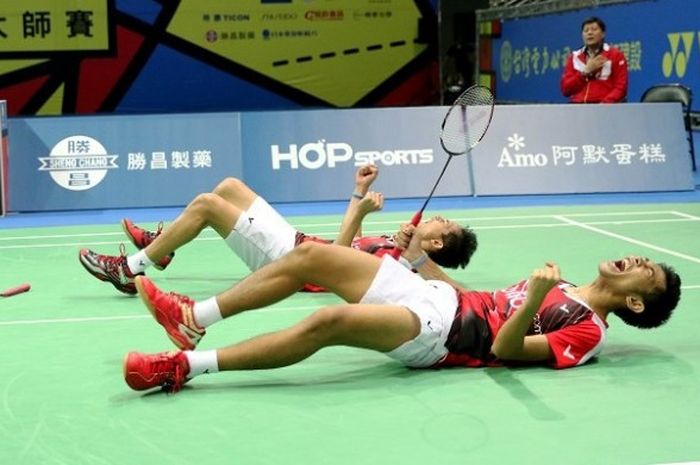 Pasangan ganda putra nasional, Fajar Alfian/Muhammad Rian Ardianto, bereaksi setelah memastikan diri menjadi juara Taiwan Masters 2016 setelah mengatasi  Chen Hung Ling/Wang Chi Lin (Taiwan) dengan 11-6, 11-6, 11-13, 9-11, 12-10 pada laga yang berlangsung di Hsing Chuang Gymnasium, Minggu (16/10/2016).