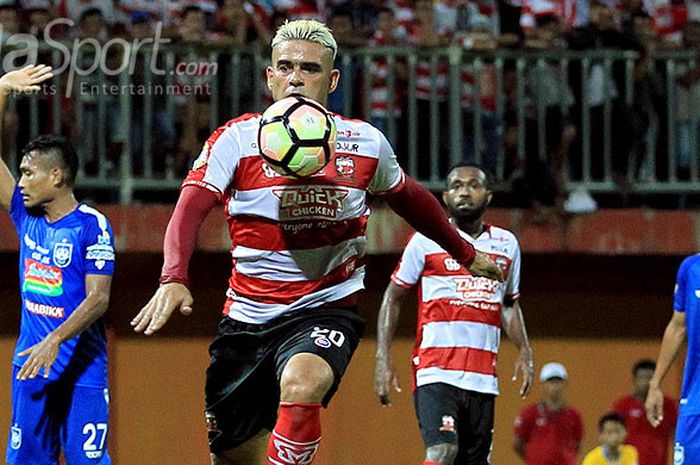 Aksi striker Madura United, Cristian Gonzales, saat menghadapi PSIS Semarang dalam laga uji coba di Stadion Ratu Pamellingan Pamekasan, Jawa Timur, Minggu (11/03/2018) malam.