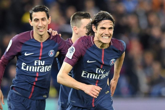 Striker PSG, Edinson Cavani, merayakan golnya ke gawang AS Monaco dalam partai Liga Prancis di Parc des Princes, Minggu (15/4/2018)