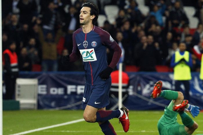 Pemain Paris Saint-Germain, Javier Pastore, merayakan gol yang dia cetak ke gawang Guingamp dalam laga babak 32 besar Piala Prancis di Stadion Parc des Princes, Paris, pada 24 Januari 2018.