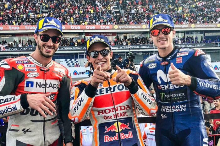 Andrea Dovizioso (kiri), Marc Marquez, dan Maverick Vinales di podium MotoGP Thailand 2018 pada Minggu (7/1/2018) di Sirkuit Internasional Buriram, Thailand.