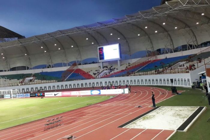 Suasana sepi tribune selatan Stadion Wibawa Mukti, Cikarang, Kabupaten Bekasi jelang spak mula timnas Indonesia vs timnas U-23 Suriah, Sabtu (18/11/2017). 