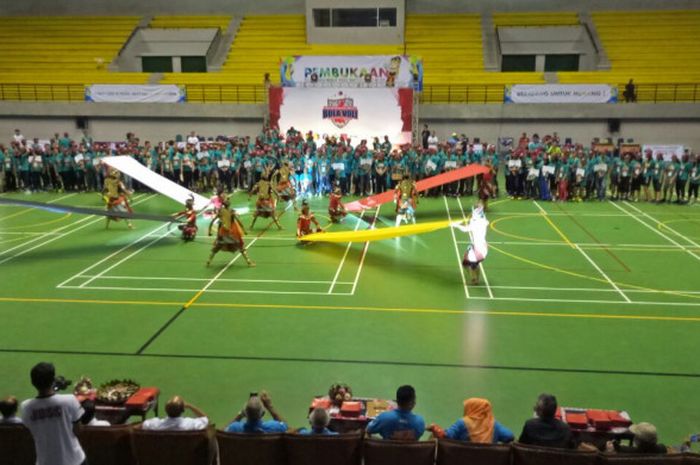 Pertunjukkan teatrikal tokoh wayang Gatot Kaca saat pembukaan Kejurnas Bola Voli Antar Klub U-17 di GOR Among Rogo, Yogyakarta, Selasa (28/11/2017).