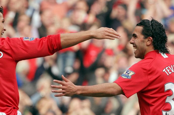 Penyerang Manchester United, Carlos Tevez (kanan), merayakan gol yang dicetak bersama Cristiano Ronaldo dalam laga Liga Inggris kontra Wigan Athletic di Stadion Old Trafford, Manchester, Inggris pada 6 Oktober 2007.