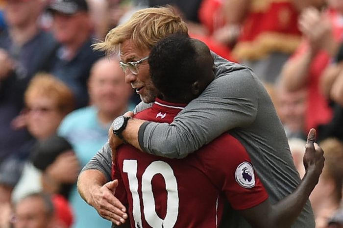 Pelatih Liverpool FC, Juergen Klopp (kanan), memeluk Sadio Mane yang ditarik keluar lapangan dalam laga Liga Inggris kontra West Ham United di Stadion Anfield, Liverpool pada 12 Agustus 2018.