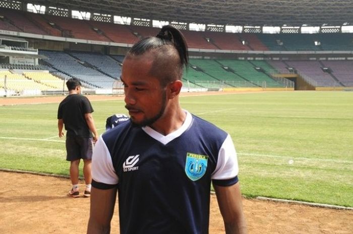 Bek sayap Persela Lamongan, Zulvin Zamrun, dan 'rambut ala Mexes'-nya usai uji coba lapangan di Stadion Utama Gelora Bung Karno (SUGBK), Kamis (12/5/2016) pagi.