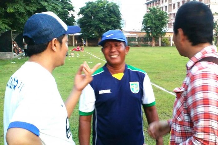 Pelatih Persebaya, Ahmad Rosyidin (tengah) saat berbincang dengan awak media usai latihan Persebaya.