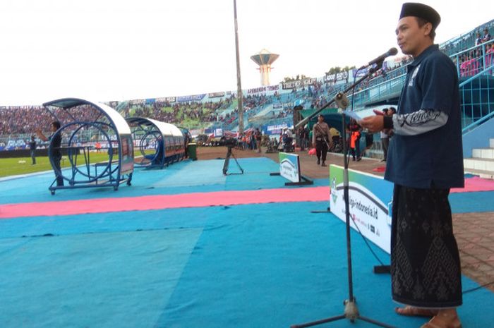 Ustaz ini memimpin doa sebelum Arema FC menjamu Persib pada laga pekan keempat Liga 1 2018 di Stadion Kanjuruhan, Kabupaten Malang pada Minggu (15/4/2018).