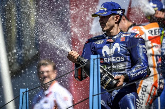 Maverick Vinales sedang merayakan keberhasilannya naik podium MotoGP Belanda di Sirkuit Assen, Belanda, Minggu (1/7/2018).