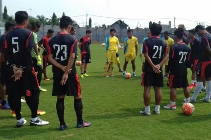 Para pemain Persegres dipimpin pelatih Eduard Tjong (tengah) uji lapangan di markas Madura United, Stadion Gelora Bangkalan, Kamis (3/11/2016) pagi. 