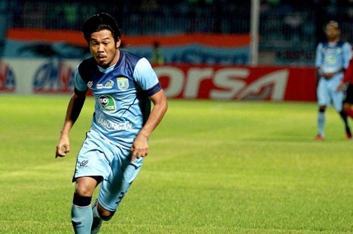 Aksi gelandang Persela Lamongan, Edy Gunawan, menggiring bola saat melawan Persiba Balikpapan yang berakhir dengan skor 1-2 dalam lanjutan Torabika Soccer Championship di Stadion Surajaya Lamongan, Jawa Timur (08/08/2016).