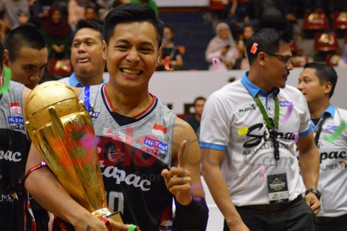 Ekspresi pemain Stapac Jakarta, Rizky Effendi, usai memenangi final Turnamen Pramusim IBL 2018 yang berlangsung Minggu (21/10/2018).