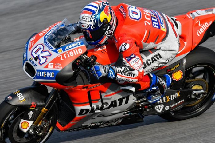 Pebalap Ducati, Andrea Dovizioso, menjajal motor baru Ducati Desmosedici GP18 saat tes pramusim MotoGP yang berlangsung di Sirkuit Sepang, Selangor, Malaysia (28/1/2018).