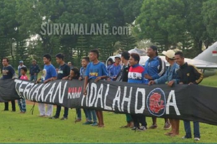 Arema FC latihan di Lapangan Dirgantara, kompleks Lanud Abd. Saleh, Pakis Malang, Senin (23/4/2018). Sejumlah Aremania tampak hadir untuk memberikan dukungan langsung kepada tim Singo Edan. 