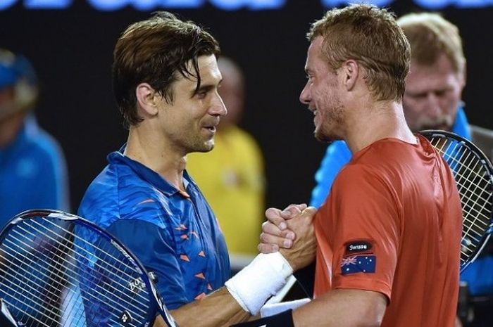 Petenis Australia, Lleyton Hewitt (kanan), berjabat tangan dengan David Ferrer (Spanyol, kiri) setelah kalah pada pertandingan babak kedua Australia Terbuka di Rod Laver Arena, Melbourne Park, Kamis (21/1/2016).