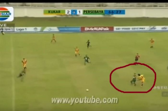 Arif Suyono menendang pemain Persebaya Surabaya