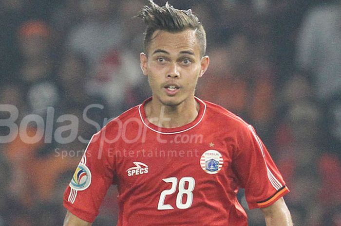   Aksi Rezaldi Hehanussa pada pertandingan penyishan Grup H Piala AFC 2018 melawan Tampines Rovers di Stadion Utama Gelora Bung Karno, Rabu (28/2/2018).   